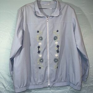 💙 Light Blue Floral Embroidered Zip-Up Jacket – Fits Like a Large